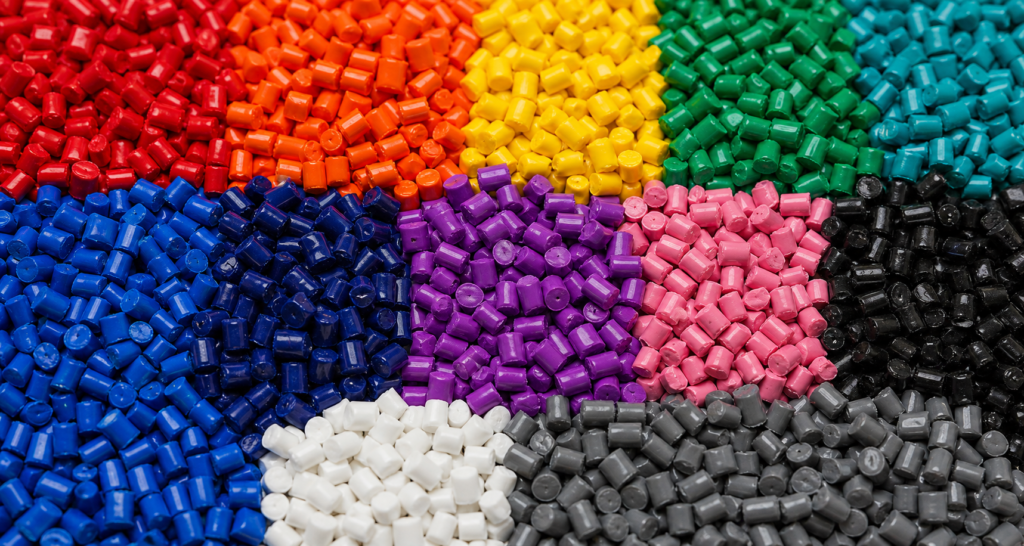 Solid cylindrical color masterbatch pellets in multiple colors